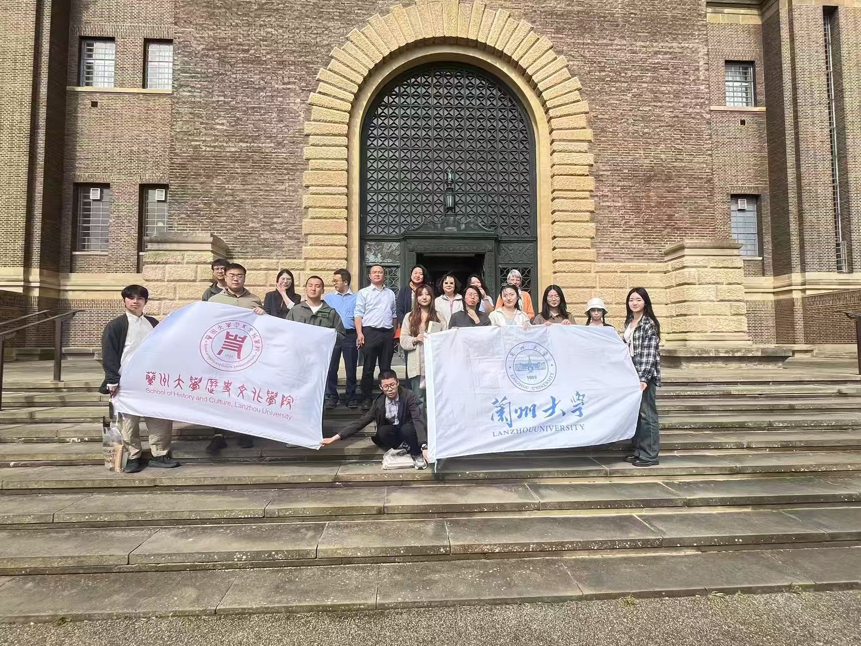 1.兰州大学及复旦大学团队成员与剑桥大学中文部地图部负责人员合影.jpg